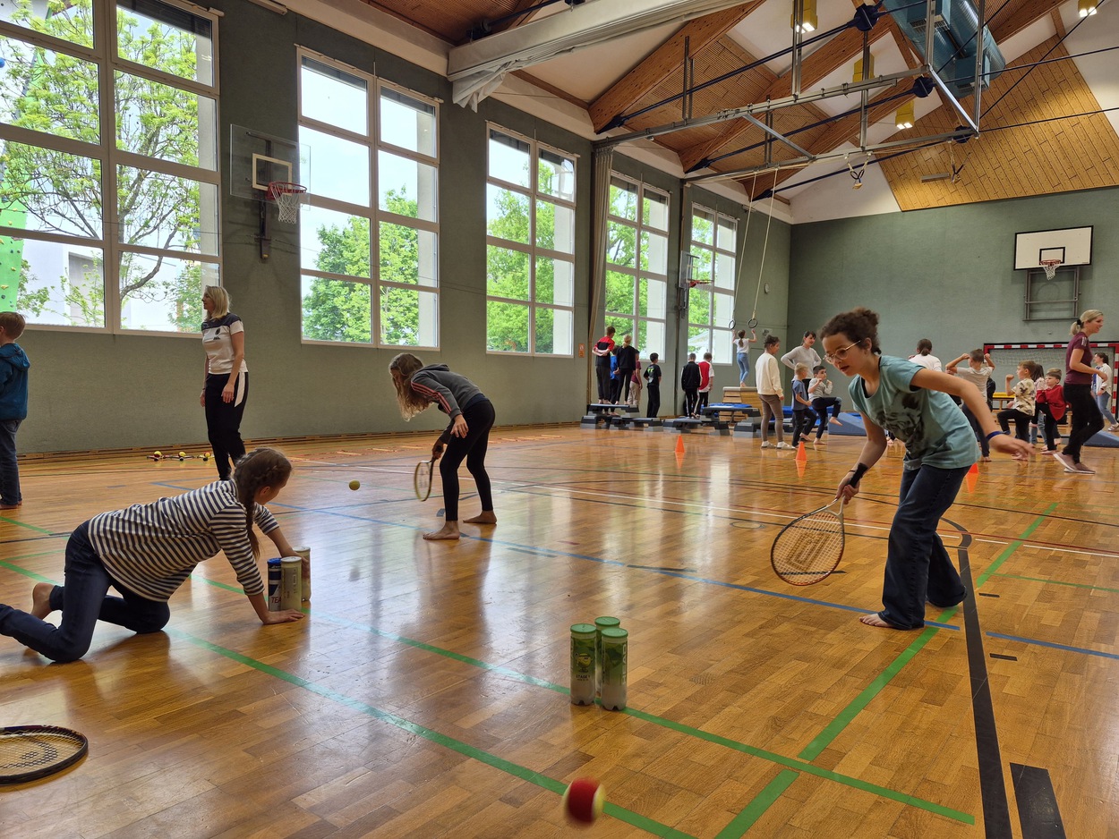 Frühlingserwachen in der VS mit Tennis, Bewegung und Spaß